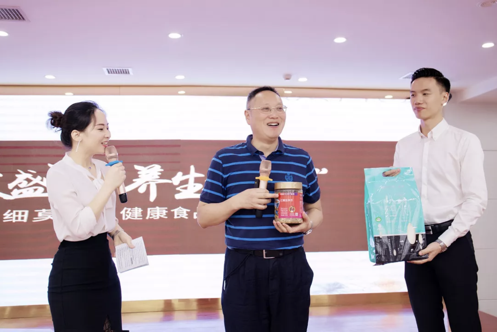 中醫(yī)養(yǎng)生專家李定文教授為細(xì)莫紅糖堅(jiān)果茶打CALL！